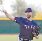  ?? ?? l Jacob deGrom, de los Rangers, lanza durante una práctica.