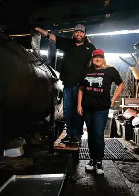  ?? ?? PITMASTER BRETT JACKSON AND JACQUELINE HERRERA. SIDES AND A TRAY OF SMOKED MEATS AT BRETT’S BBQ SHOP IN KATY.