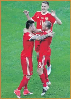  ??  ?? Fedor Smolov es felicitado por sus compañeros tras anotar el segundo gol ruso, ayer contra Nueva Zelanda