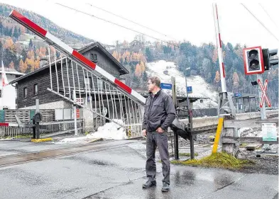  ??  ?? 14 Jahre lang war Stefan Melmer in Imsterberg als Schrankenw­ärter im Einsatz. Der ist nun zu Ende