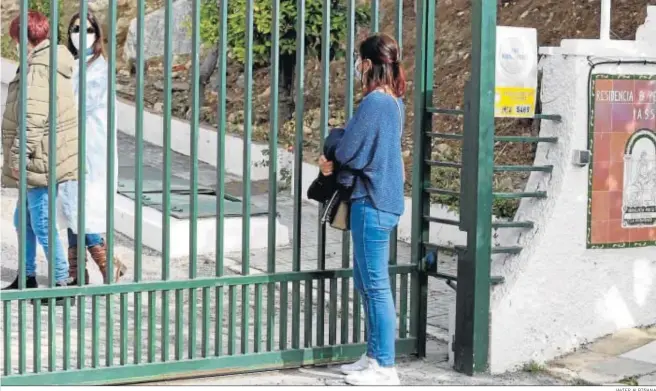  ?? JAVIER ALBIÑANA ?? Familiares de una mujer la visitan en la residencia de El Palo, en Málaga.