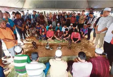  ?? [FOTO MUHD ASYRAF SAWAL/BH] ?? Orang ramai menghadiri majlis pengebumia­n Mohd Shohaimi di Tanah Perkuburan Islam Kampung Sri Fajar, Kuantan, semalam.