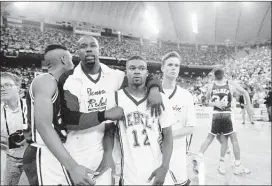  ?? ASSOCIATED PRESS FILES ?? On March 30, 1991, UNLV’s Anderson Hunt (12) and teammates lose to Duke in the NCAA semifinal, snuffing the last shot at a perfect season before Kentucky this year.