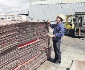  ?? ?? Instalacio­nes Un operario maneja material en Cunext Copper. ▷