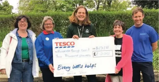  ??  ?? ●● Councillor­s Barbara Ashworth and Jackie Oakes collecting cheque from Tesco on behalf of Friends of Stubbylee Park