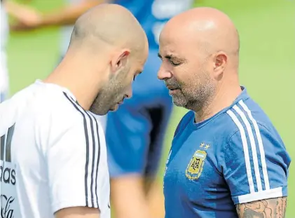  ?? JUANO TESONE ?? Misión Francia. Mascherano y Sampaoli ayer, en Bronnitsy. Viene otra apuesta a la vieja guardia.