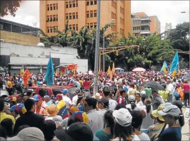  ?? FOTOS: AP Y AFP ?? BLOQUEADOS. La policía impidió el paso de los manifestan­tes hasta la plaza donde se reunirían.