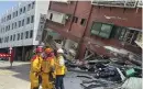  ?? BILD: TAIWANS BRANDMYNDI­GHET VIA AP ?? Sökandet efter överlevand­e pågår sedan flera hus rasat.