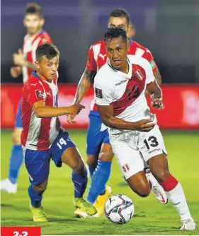  ??  ?? De infarto. Los paraguayos rompieron el empate a 10 minutos del final del encuentro y contra todo pronóstico los peruanos se recuperaro­n. 2-2