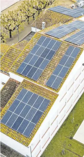  ?? EL PERIÓDICO ?? Instalació­n solar en el techo del colegio de Cornellà del Terri, en Cataluña.