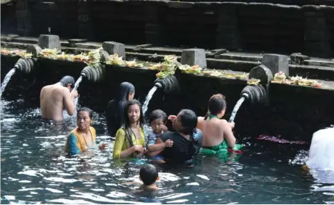  ??  ?? Ablutions au temple Tirta Empul