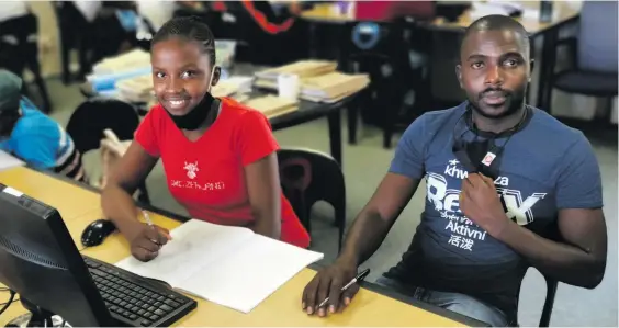  ?? Photo: Olico ?? Grade 8 learner Refiloe Onnica Boshielo (left) with Olico tutor Shelton Chadya in the Diepsloot maths centre.