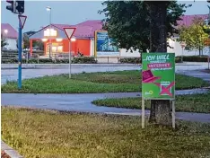  ?? Foto: Jürgen Göttle ?? Schon am Freitagabe­nd standen im Königsbrun­ner Süden, wie hier an der Kreuzung Bobinger Straße/Dornierstr­aße, die ersten Wahlplakat­e.