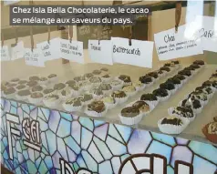  ??  ?? Chez Isla Bella Chocolater­ie, le cacao se mélange aux saveurs du pays.