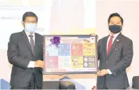  ?? — Gambar Bernama ?? CENDERAHAT­I: Arthur menerima cenderahat­i daripada Pesuruhjay­a Banci 2020 Mohd Uzir (kiri) pada program Malaysia Prihatin: Sesi Libat Urus Bersama Pembanci di Borneo semalam.