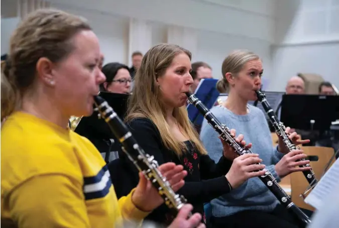  ?? JON INGEMUNDSE­N ?? Camilla Krokstrand, til venstre, Julie Torstensen, Emilie Thori Lima øver til Italia-turen.