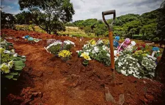  ?? Zanone Fraissat - 11.jan.21/Folhapress ?? Túmulos com flores no cemitério São Luiz, na zona sul de São Paulo