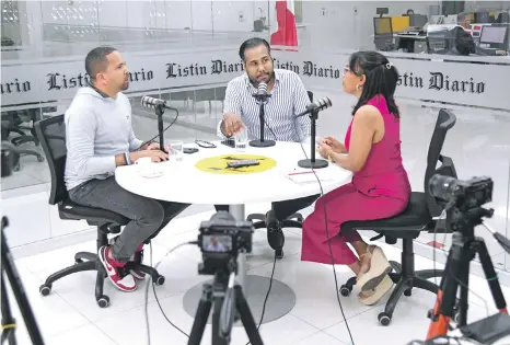  ?? ?? Vian Araújo y Ricardo Rodríguez entrevista­dos por Ynmaculada Cruz Hierro durante su visita a LISTÍN DIARIO. Los cronistas deportivos anunciaron su traslado del programa a la emisora KQ-94.5 FM.