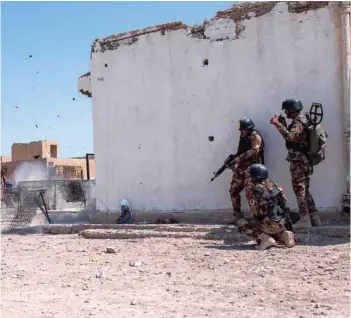 ?? PHOTOGRAPH: US Army ?? Iraqi Special Operations Forces (ISOF) soldiers clear a simulated mine.
