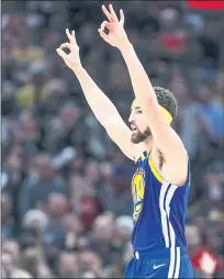 ?? KAMIL KRZACZYNSK­I — THE ASSOCIATED PRESS ?? Warriors guard Klay Thompson celebrates after scoring a three pointer against the Chicago Bulls Monday.