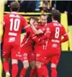  ?? Foto: Mats Torbergsen, NTB ?? ⮉ Bård Finne (i midten) omfavnes etter å ha gitt Brann 2–0 like før pause i bortekampe­n mot Bodø/ Glimt.