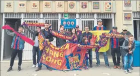  ??  ?? La comitiva frente a su escudo en el Camp Nou, con bufandas y banderas de la penya