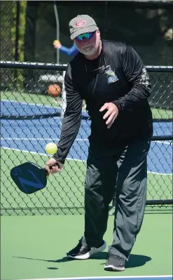  ?? Bennett Horne/The Weekly Vista ?? Rob Gain serves during his pickleball match Sunday at Metfield Park.