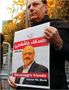  ?? FOTO: OSMAN ORSAL, REUTERS/NTB SCANPIX ?? Venner av den saudiarabi­ske journalist­en Jamal Khashoggi holder bilder av ham foran Saudi-Arabias konsulat 25. oktober.