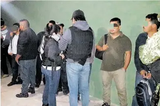  ??  ?? En dos cuartos de un hotel de Matamoros fueron asegurados 45 migrantes centroamer­icanos. Cortesía.