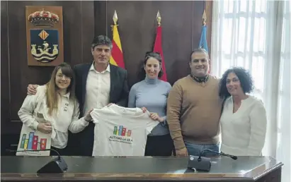  ?? Foto: Rathaus ?? Lorena Orobiogoik­oetxea (l.) mit Bürgermeis­ter Zaragoza (2.v.l.), dem Vorsitzend­en des Vereins, Sebastián Barrena (2.v.r.). und weiteren Mitstreite­rinnen.