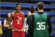  ?? PAUL SANCYA — THE ASSOCIATED PRESS ?? Emoni Bates argues with a player from Howell High School during a fall league basketball game in Saline, Mich., Sunday.