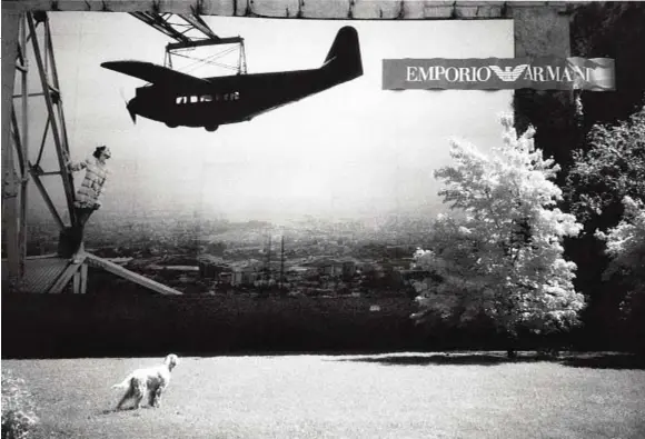  ?? ?? un aereo, una modella con la nuova collezione Emporio e un cane che guarda il murale