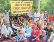  ?? HT FILE ?? The family members and relatives of the missing newborn have been holding protest at PGIMS, Rohtak, since.