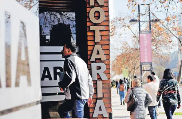  ??  ?? ► Una de las notarías de Santiago, ubicada en la comuna de Providenci­a.