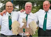  ?? RP-FOTOS (2): JÖRG KNAPPE ?? Der neue König Bernd Seipelt (M.) mit seinen Ministern Helmut Stiels (l.) und Hans Willi Klaps.