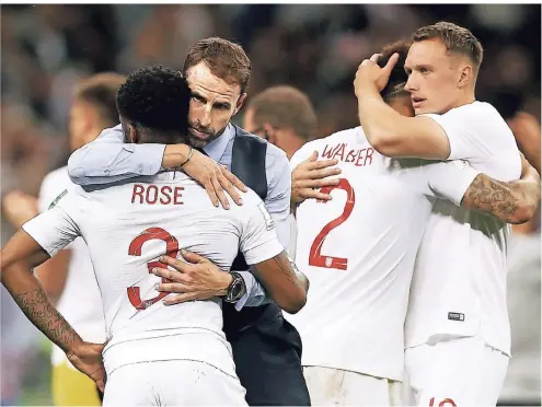  ?? FOTO: AP ?? Für Berti Vogts ist Gareth Southgate der Trainer der WM. Hier tröstet der englische Coach Danny Rose. Rechts: Kyle Walker und Phil Jones.