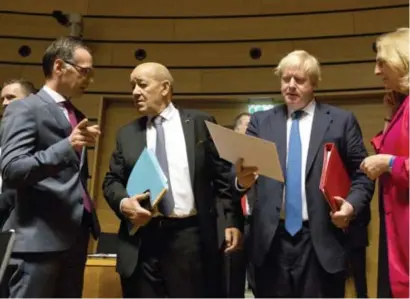  ?? FOTO AP ?? De EU-buitenland­minsters (waaronder Boris Johnson, tweede van rechts) kwamen gisteren samen op een top in Luxemburg.