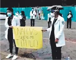  ?? FOTO: EL HERALDO ?? Un gruvo de estudiante­s egresados de la carrera de Medicina de UNAH-VS solicitaro­n la mañana de ayer la entrega de títulos.