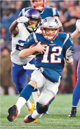  ?? AFP ?? Tom Brady, en su acarreo para llegar a mil yardas por tierra.