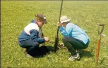  ?? ?? ESTUDIO. Laura del Puerto y su equipo analizan las turberas de la Laguna Negra en Rocha, el área más extensa de este ecosistema.