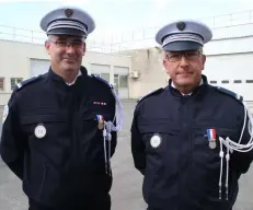  ??  ?? Fabrice et Arnauld, deux policiers melunais avaient secouru de nombreuses personnes sur les bords de Seine de Vaux-le-Pénil