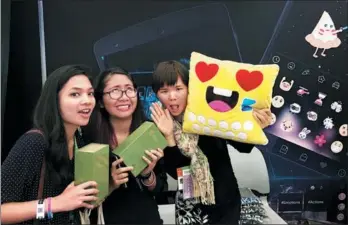  ?? PROVIDED TO CHINA DAILY ?? Vistors pose with Kika emoji pillows at South by Southwest Conference in Texas in March 2016.