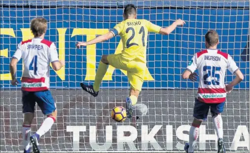  ??  ?? EL 1-0. Bruno marca a placer tras una falta que sacó José Ángel desde la izquierda y a la que le dio continuida­d Álvaro en el segundo palo.