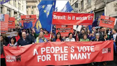  ??  ?? CAMBIO DE MAREA. Manifestan­tes protestan contra del "Brexit" durante el congreso anual del partido Laboristas británico. Los planes de May fueron rechazados por Bruselas.