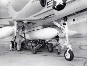  ??  ?? La nacelle Mk-4 développée autour de 1958 n’a pas été retenue pour combler le manque de canon du F-4. Néanmoins une voie était ouverte pour pallier cette incompréhe­nsible lacune.