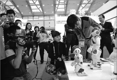  ?? PHOTOS PROVIDED TO CHINA DAILY ?? Intelligen­t robots designed by the pioneer team of the Xi’an Beilin University-Based Innovation Industrial District catch the eyes of visitors at an internatio­nal expo in Xi’an, Shaanxi province.