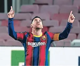  ?? FOTO: AFP ?? Lionel Messi celebrando el gol 650 con la camiseta de Barcelona, el club del que segurament­e se irá en el próximo mercado de pases.