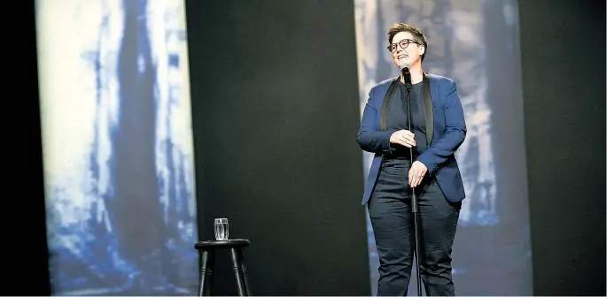  ??  ?? Comedian seit über zehn Jahren. Hannah Gadsby bekam Preise und füllte riesige Säle. In ihrer Show „Nanette“hadert sie nun gewaltig mit ihrem Berufsstan­d.