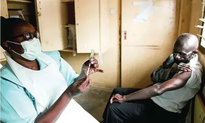  ?? AP ?? Una sanitaria prepara una dosis de AstraZenec­a en Malawi (Africa)