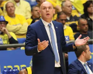  ?? (Adi Avishai) ?? MACCABI TEL AVIV coach Neven Spahija will need to find answers for his team’s recent struggles very soon or the yellow-and-blue will be facing another lost season.